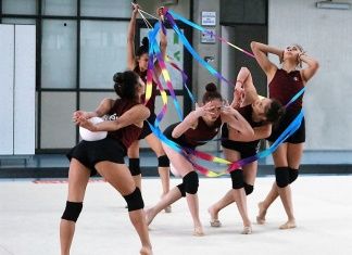 Equipo joven de gimnasia rítmica, para pelear con potencias