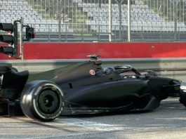 Checo maneja un Ferrari negro 2023 rumbo a la F1 2026