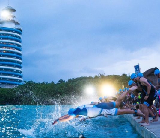 Rosa María Tapia y Miguel Márquez se coronan en el Triatlón Xel-Há