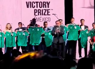 Mikel Arriola recluta a Isaac del Toro para el Mundial